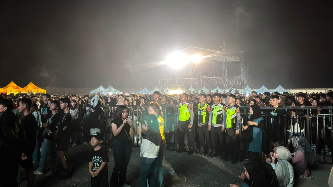 Ratusan Personel Polres Pekalongan Amankan Konser Sound Klik di Bojong, Ribuan Penonton Padati Panorama 25