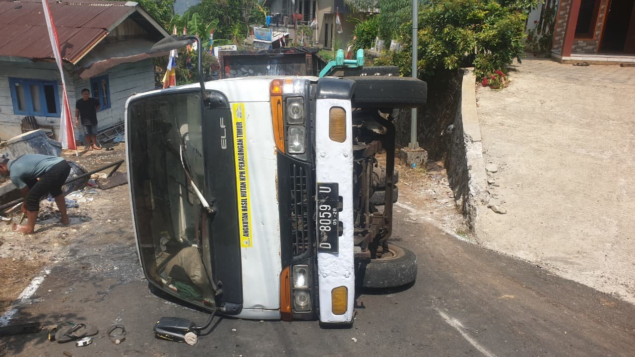 Truk Angkut 6,3 Ton Getah Pinus Terguling di Jalan Menanjak Lebakbarang