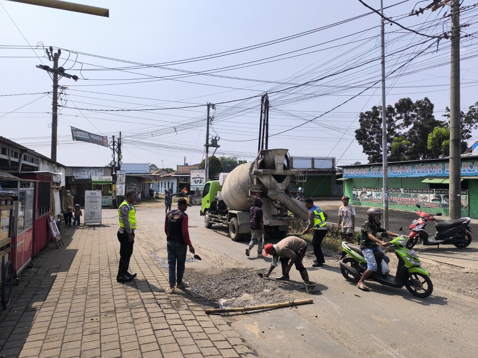 Satlantas Polres Pekalongan Bersama TNI dan Warga Tambal Jalan Berlubang, Perkuat Keselamatan Pengguna Jalan
