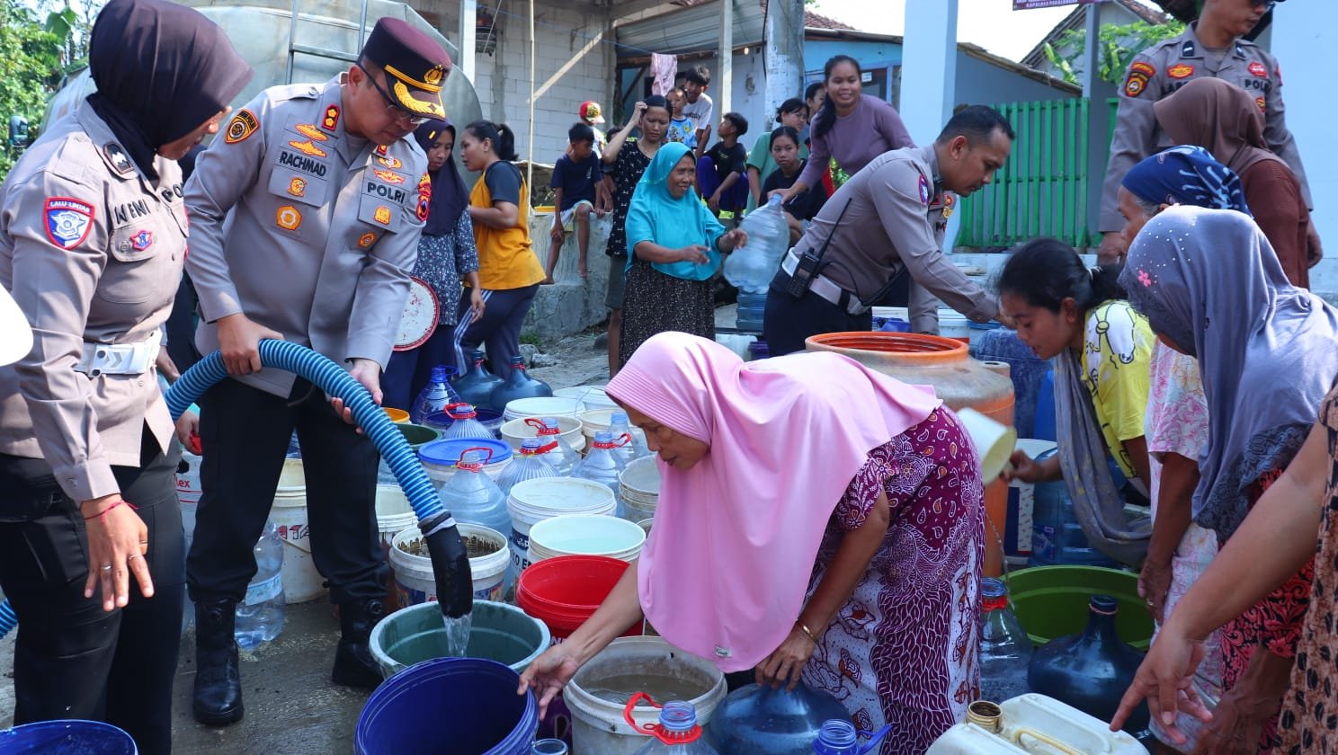 Polres Pekalongan Salurkan Air Bersih untuk Warga Kesesi, Wujud Nyata Pengabdian Polri di Hari Bhayangkara ke-80