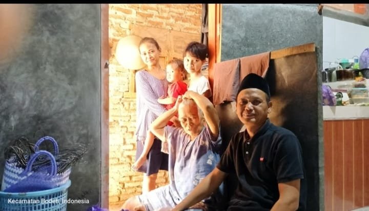 Jumat Kliwon Penuh Makna, Kuntoro Bagikan Tempe ke Warga Pendowo sebagai Simbol Kepedulian dan Komitmen Mengabdi