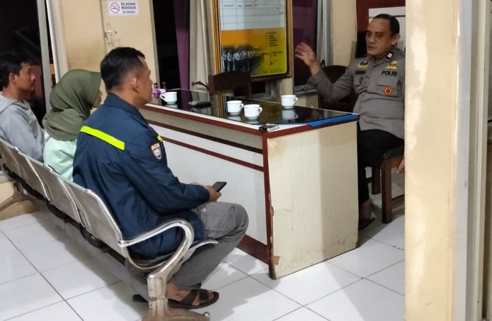 Polisi Hadir untuk Warga, Bhabinkamtibmas Polsek Bojong Dampingi Penjemputan Warga Hilang di Purworejo