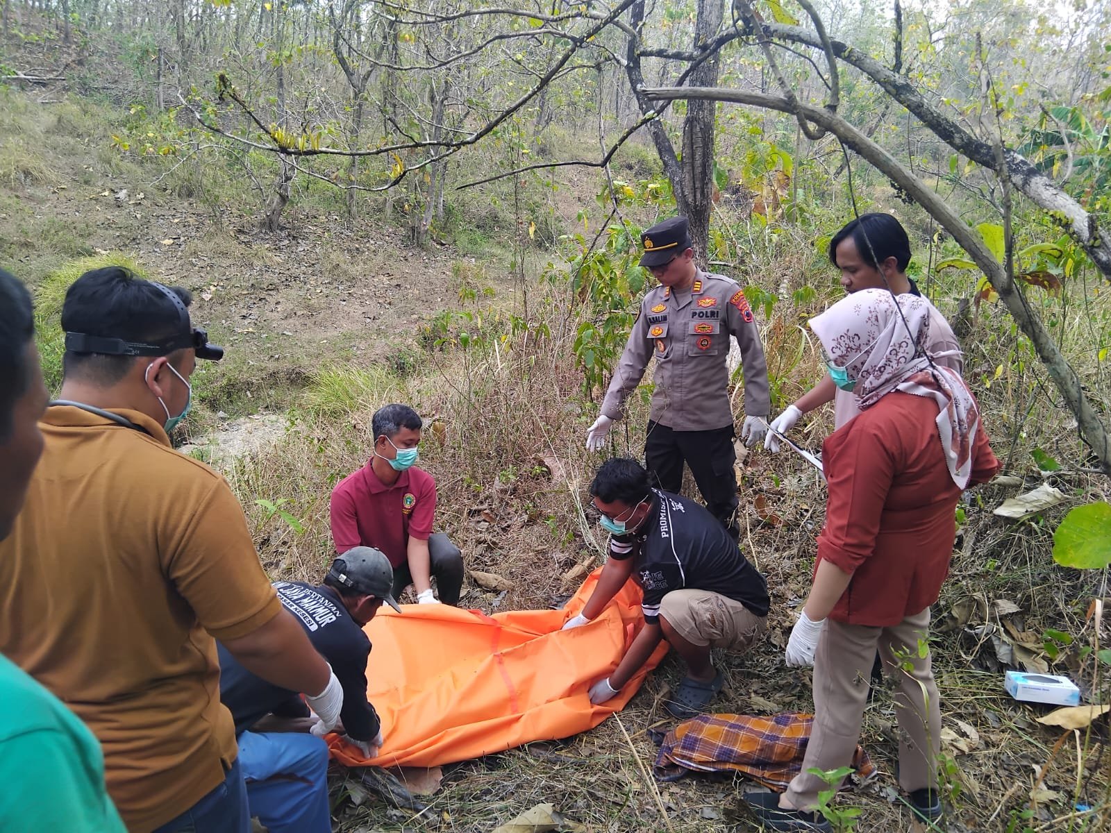 Geger Penemuan Mayat Tanpa Identitas Membusuk di Lahan Perhutani Kesesi Pekalongan