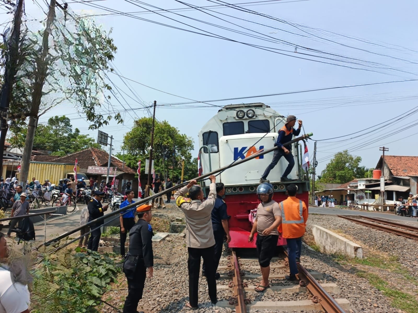 Tiang Kabel WiFi Ambruk ke Rel, Perjalanan KA di Sragi Pekalongan Sempat Terganggu