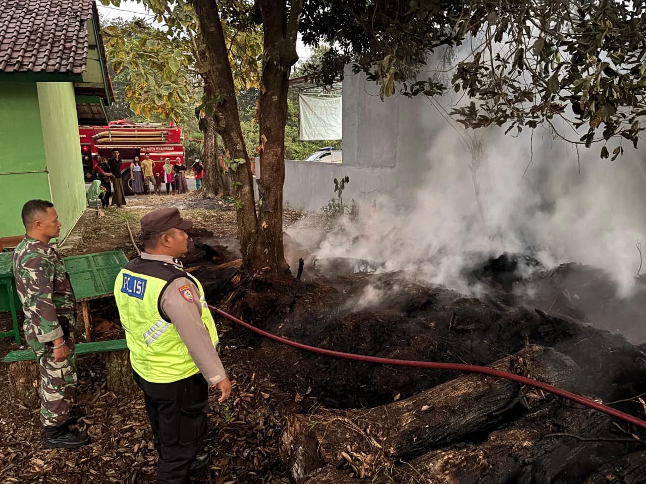 Limbah Kayu Lapuk di TPK Kajen Terbakar, Diduga Berasal dari Bekas Pembakaran Sampah