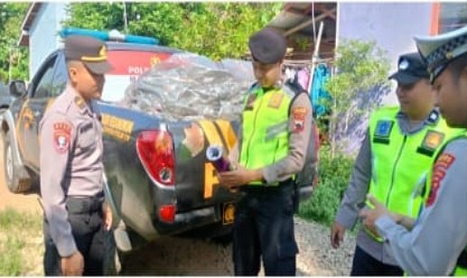 Respons Cepat Laporan Warga, Polres Pekalongan Evakuasi Balon Udara Berpetasan yang Tersangkut di Jaringan SUTET Ambokembang