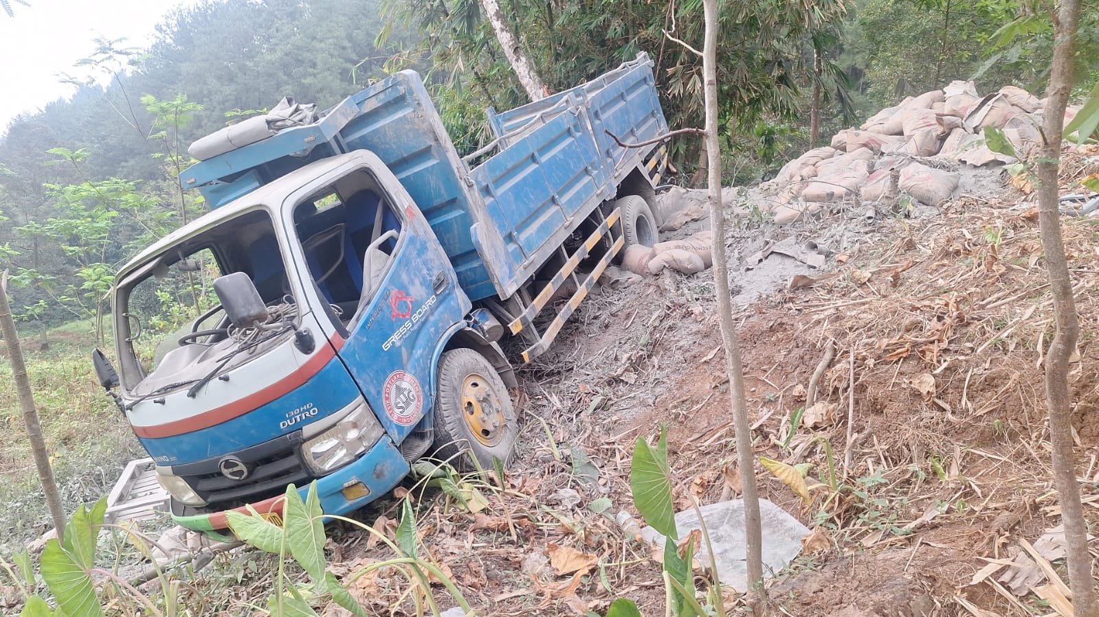 Truk Pengangkut Semen Terjun ke Tebing 10 Meter di Kandangserang, Dua Orang Dilarikan ke Puskesmas