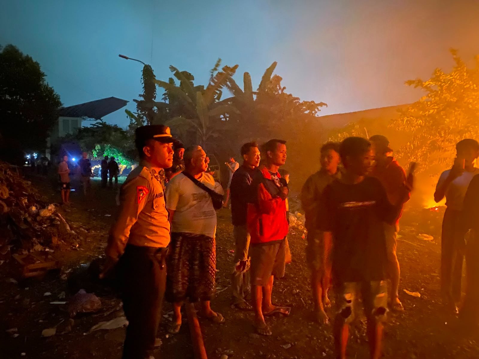 Respons Cepat Call Center 110, Polres Pekalongan Sigap Tangani Kebakaran di Belakang Stadion Widya Manggala