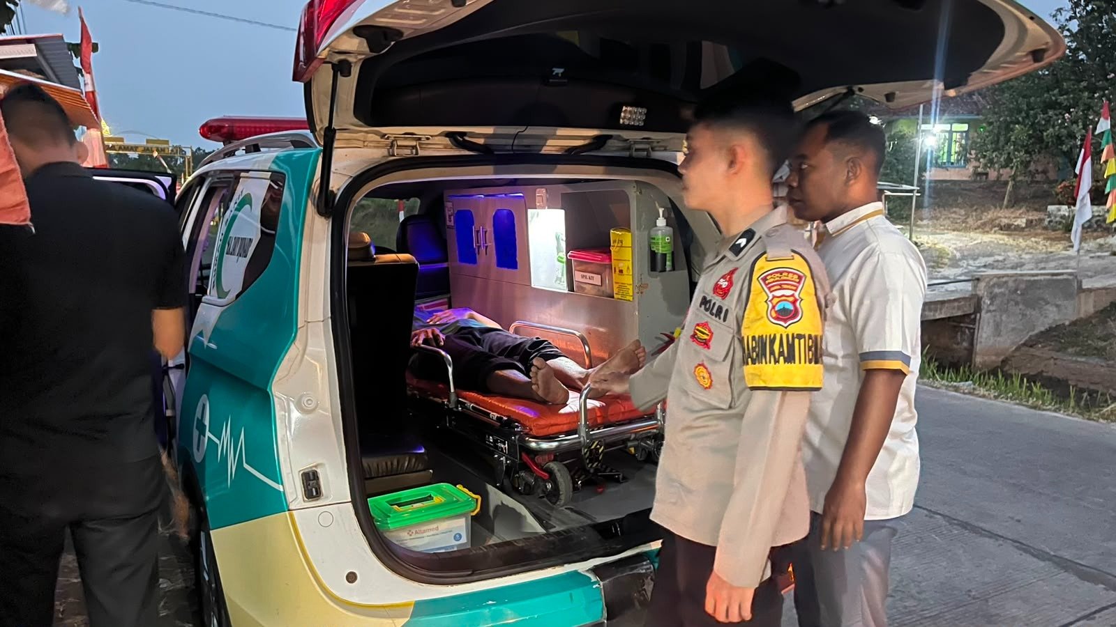 Polisi Rangkul ODGJ Mengamuk di Kalipancur, Evakuasi Berlangsung Humanis