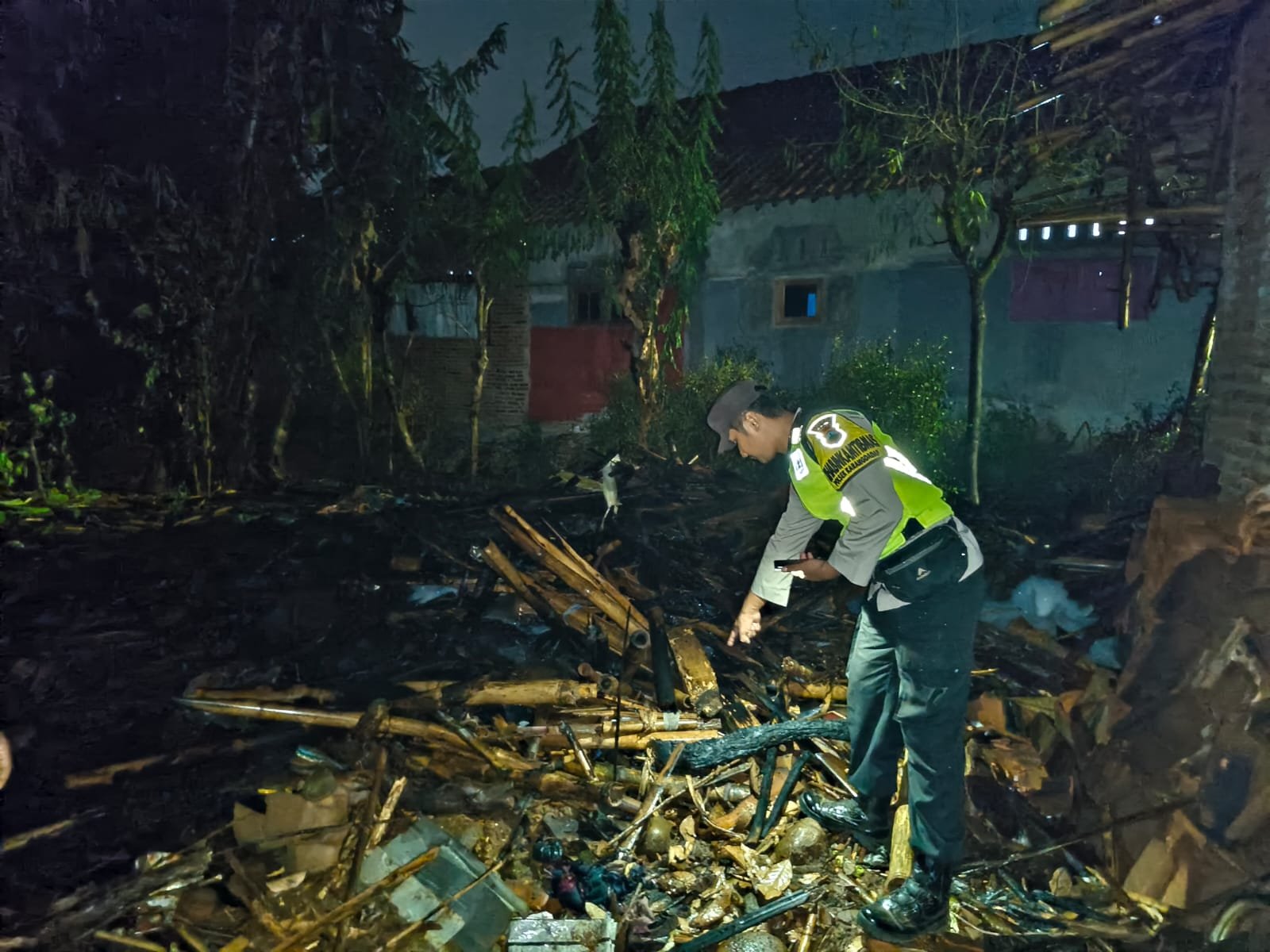 Diduga Bara Tungku Belum Padam, Dapur Rumah Lansia di Karangdadap Ludes Terbakar, Kerugian Capai Rp15 Juta
