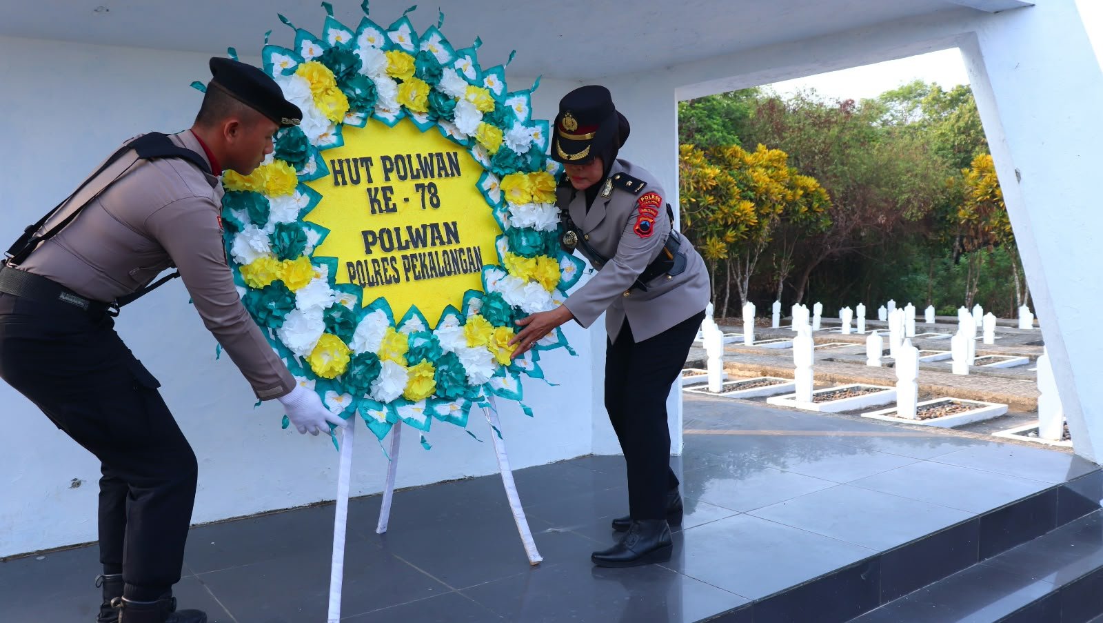 Polwan Polres Pekalongan Tabur Bunga di TMP Bhakti Wiratama, Kenang Jasa Pahlawan