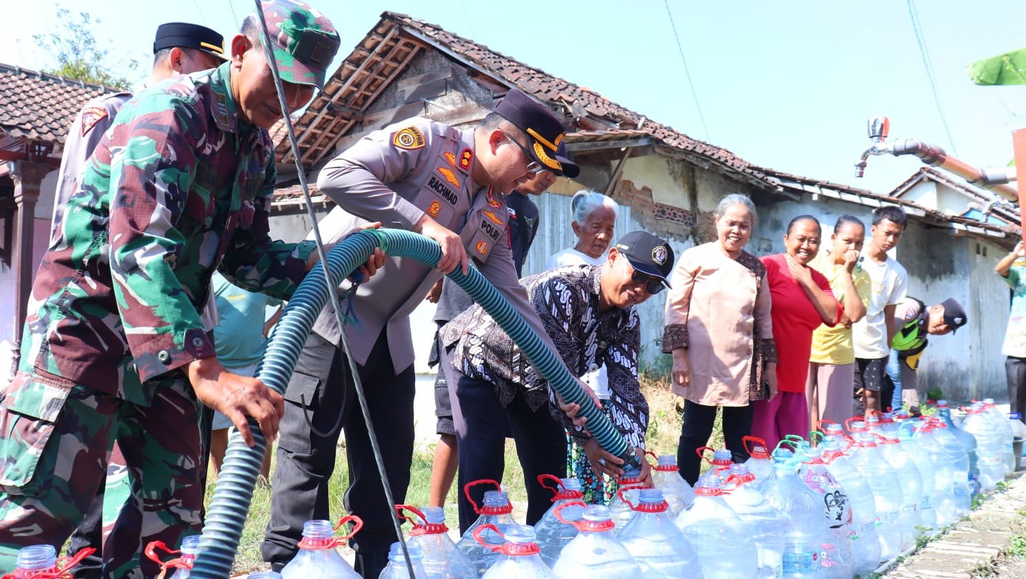 Polres Pekalongan Salurkan 13.000 Liter Air Bersih untuk Warga Sragi, Ratusan KK Terdampak Kekeringan Terbantu